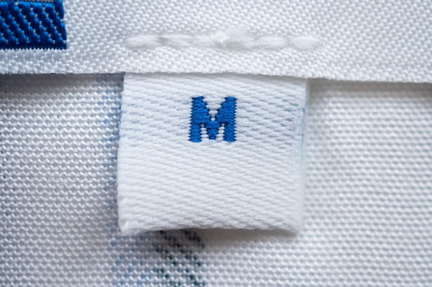 Étiquette de vêtements blancs gros plan sur une nouvelle chemise