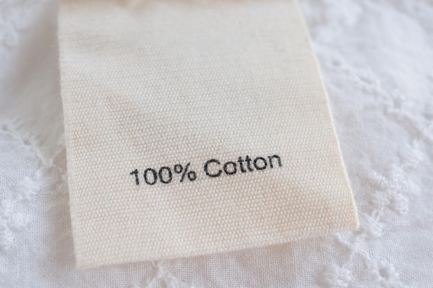 Étiquette de vêtements sur fond de texture de tissu de coton