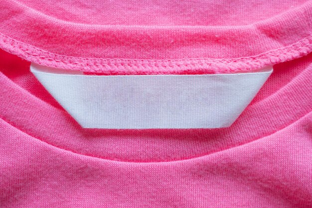 Étiquette de vêtements de lessive vierge sur chemise rose