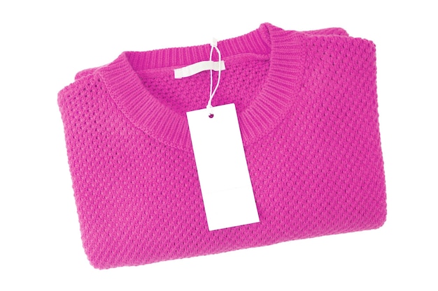 Étiquette de vêtements rectangulaire blanc blanc sur pull tricoté rose isolé sur fond blanc