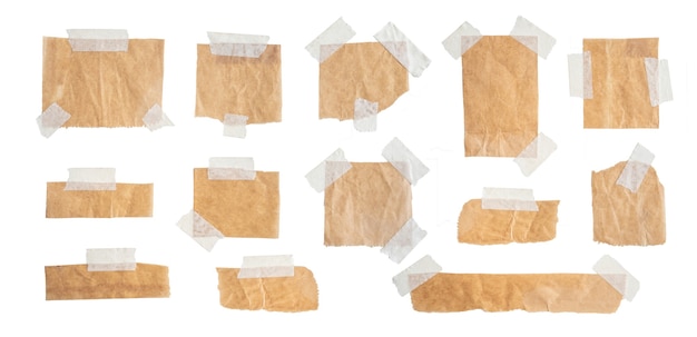 Étiquettes en papier brun fixées avec du ruban adhésif sur fond blanc isolé