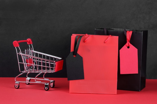 Étiquettes de prix noir et rouge avec des sacs à provisions