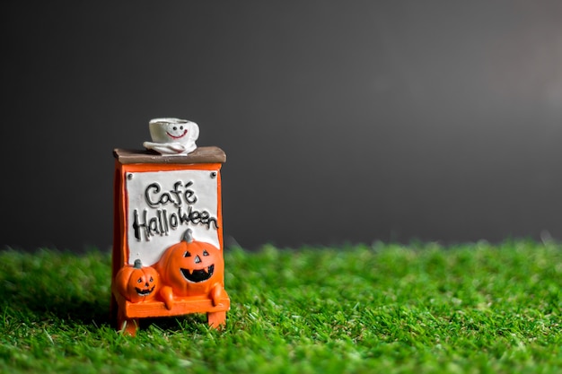 Étiquettes avec texte cefe halloween sur l'herbe.