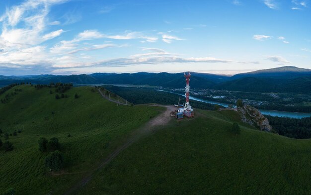 Tir aérien de drone de l'aube de beauté sur le pic