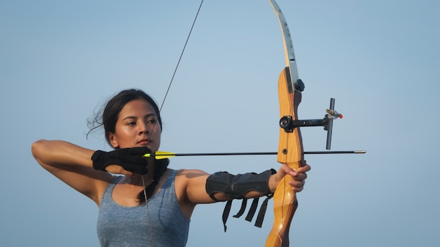 Tir à l'arc asiatique avec tir à l'arc sur la plage