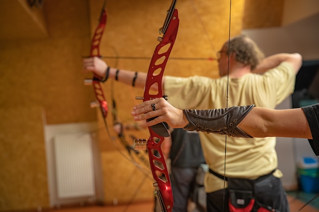 Tir à l'arc sportif au stand de tir, compétition pour le plus de points pour gagner la coupe