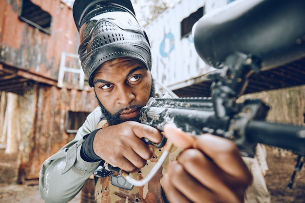 Homme en vêtements tactiques tirant à partir d'un pistolet, en rechargeant  le pistolet et en visant la cible dans la gamme de tir à porte ouverte  Photo Stock - Alamy