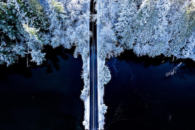 Tir de haut en bas d'une route en hiver