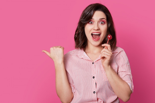 Tir horizontal de joyeuse jolie femme avec du maquillage