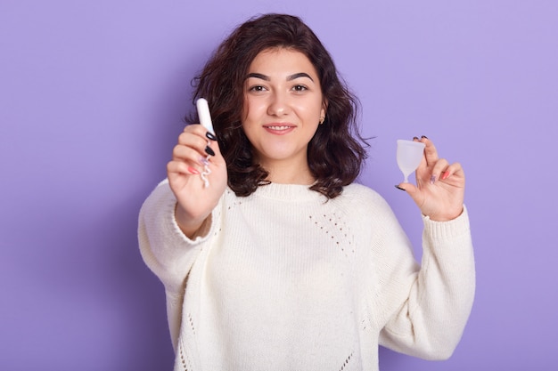 Tir horizontal de magnétique positive jeune fille regardant directement la caméra