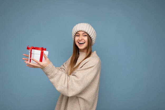 Tir De Jolie Jeune Femme Blonde Sombre Souriante Positive Isolée Sur Mur De Fond Coloré