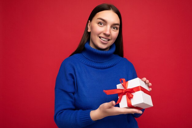 Tir de jolie jeune femme brune souriante positive isolée