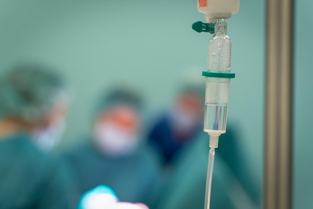 Tir de mise au point sélective de goutte à goutte de perfusion intraveineuse avec un fond de travailleurs de la santé