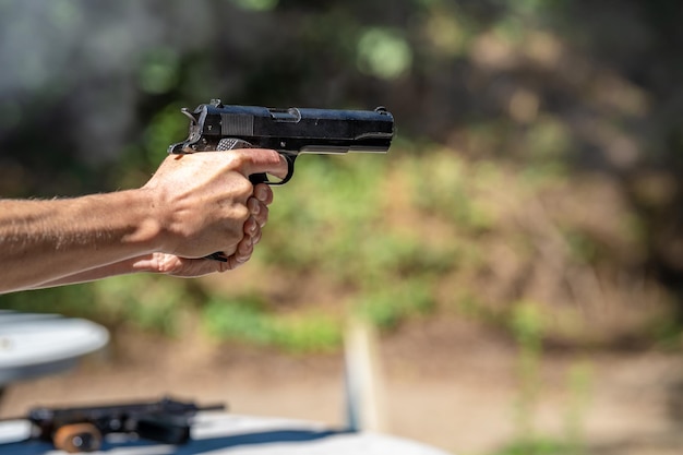 Tir d'un pistolet sur une cible sur un champ de tir