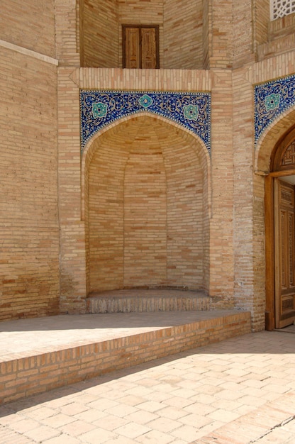 Un tir vertical d'un ancien bâtiment traditionnel en Asie centrale