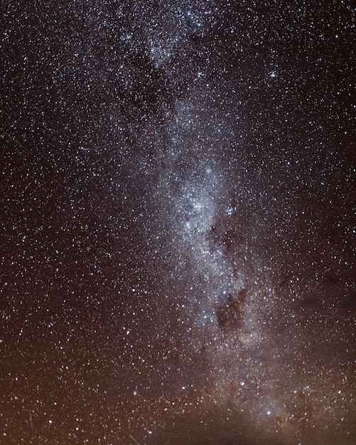 Tir vertical d'un beau ciel plein d'étoiles brillantes