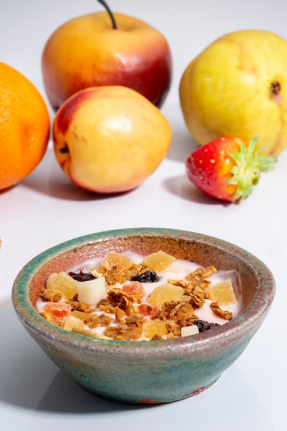 Tir vertical d'un bol de muesli aux fruits