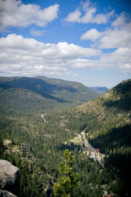 Tir vertical d'un paysage sous le ciel nuageux