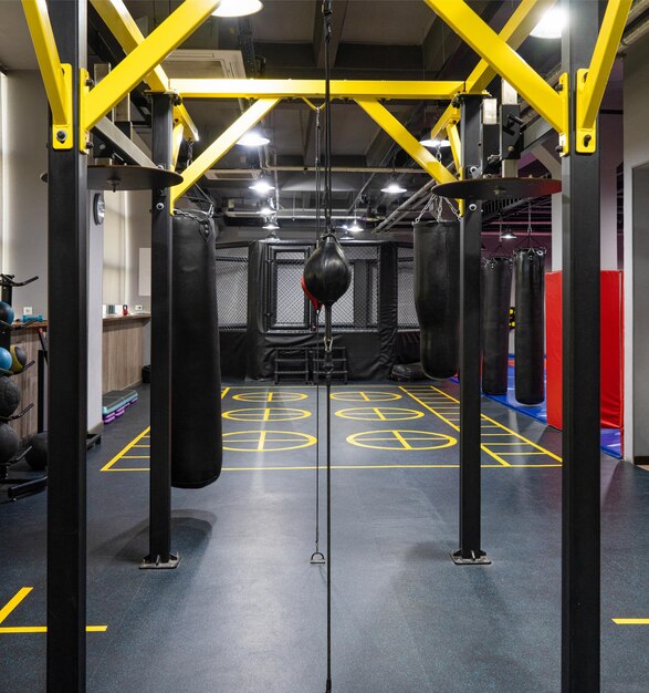 Un tir vertical de sacs de boxe dans le complexe sportif