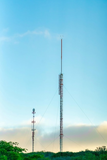 Photo tir vertical d'une tour radio sous le ciel nuageux