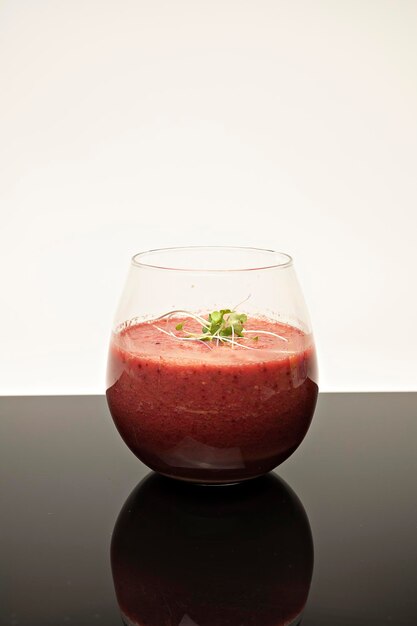 Tir vertical d'un verre de smoothie aux fruits sur une table