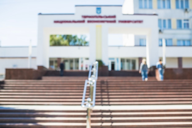 Tirage flou de l'entrée de l'université