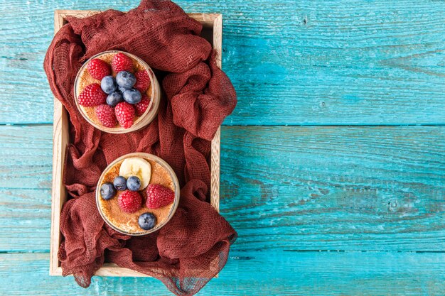 Tiramisu aux framboises et myrtilles