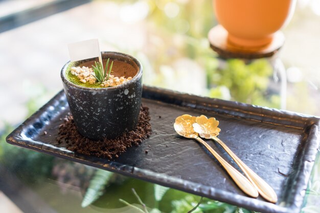 Tiramisu Chiffon Cake, le dessert qui ressemble à de l'herbe et de la terre