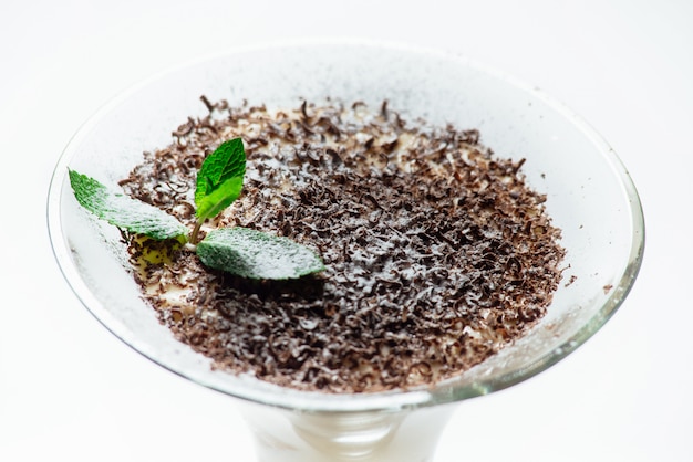 Tiramisu dans une coupe en verre