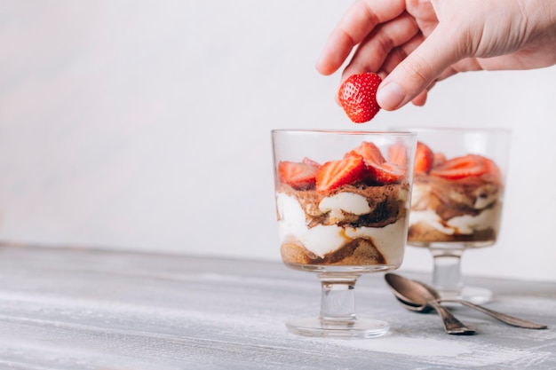 tiramisu dans un verre avec des fraises