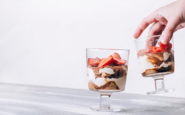 Photo tiramisu dans un verre avec des fraises