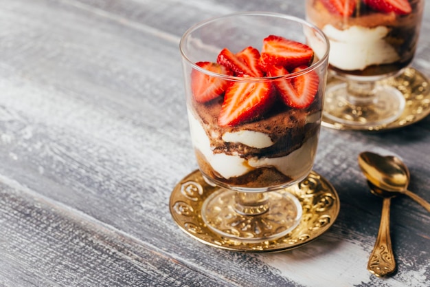 tiramisu dans un verre avec des fraises