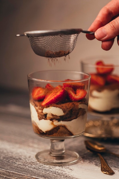 tiramisu dans un verre avec des fraises