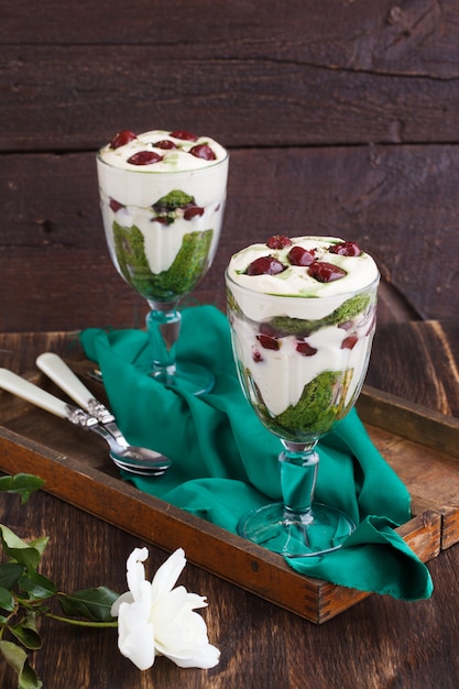 Tiramisu dans un verre de thé et cerise