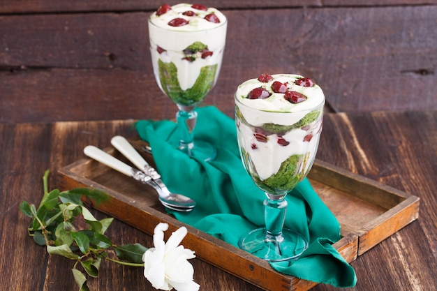 Tiramisu dans un verre de thé et cerise