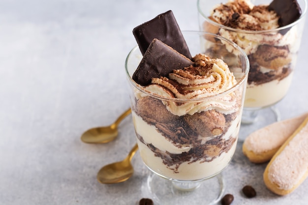 Tiramisu de dessert italien fait maison avec savoiardi et mascarpone.