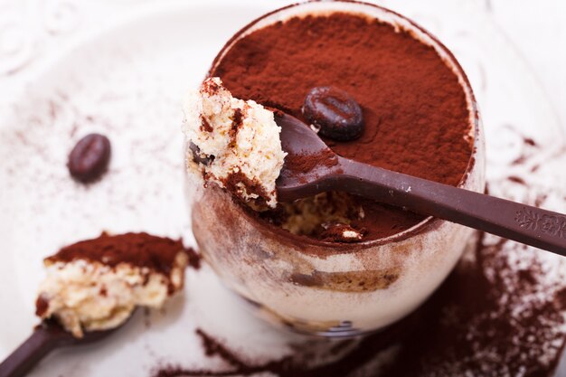 Photo tiramisu, dessert italien traditionnel dans un verre, avec des cuillères en chocolat