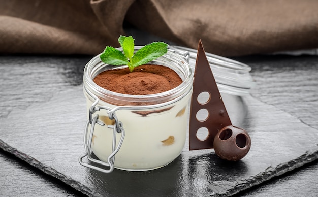 Tiramisu dessert italien traditionnel dans un verre.