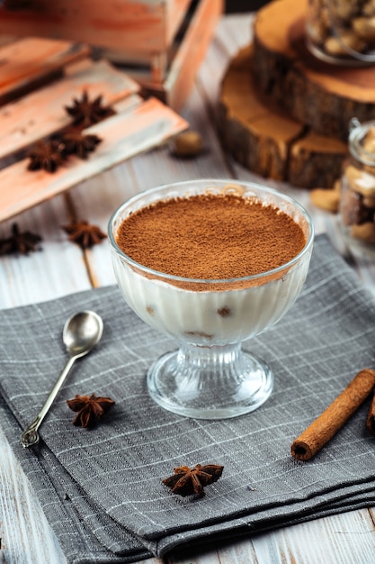 Tiramisu dessert sucré dans un verre sur une serviette grise