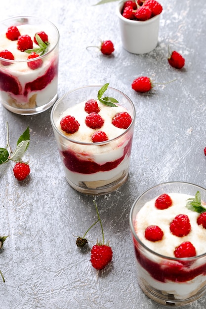 Tiramisu à la framboise dans des verres