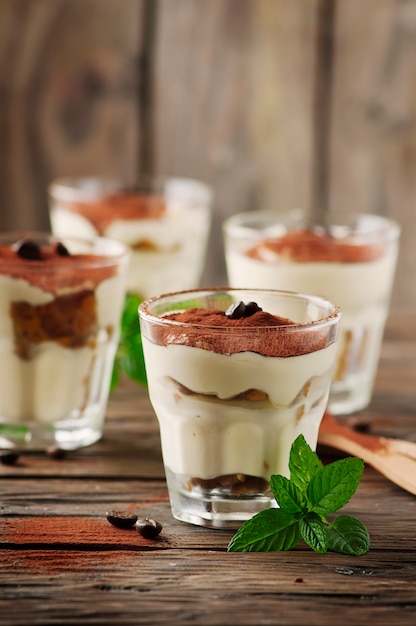 Tiramisu gâteau italien traditionnel avec cookie et café