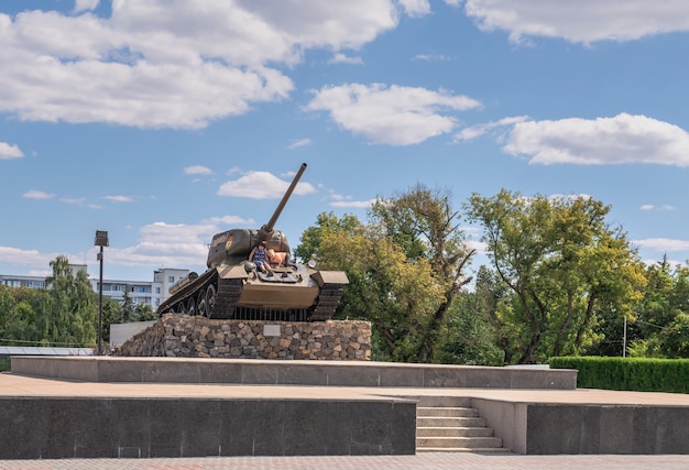 Tiraspol, Moldavie 06.09.2021. Monument au réservoir à Tiraspol, en Transnistrie ou en Moldavie, par une journée ensoleillée d'été