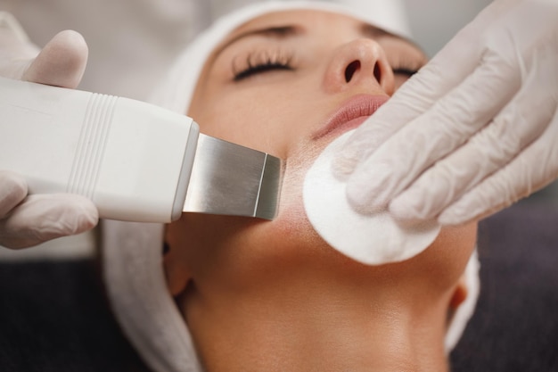 Tiré d'une belle jeune femme sur un traitement facial par ultrasons au salon de beauté.