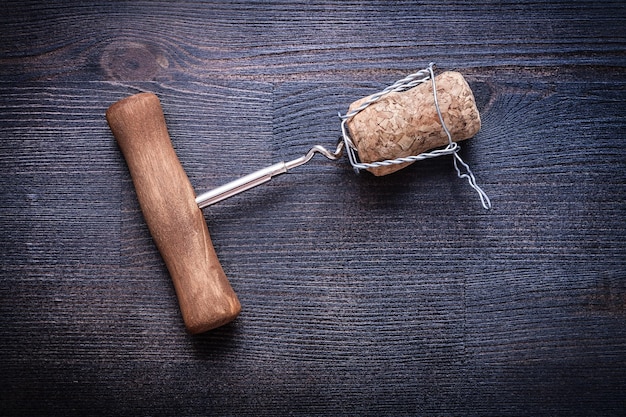 Tire-bouchon et bouchon de champagne avec fil sur bois vintage