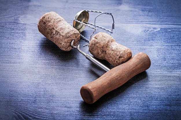 Tire-bouchon et bouchons avec fils de champagne