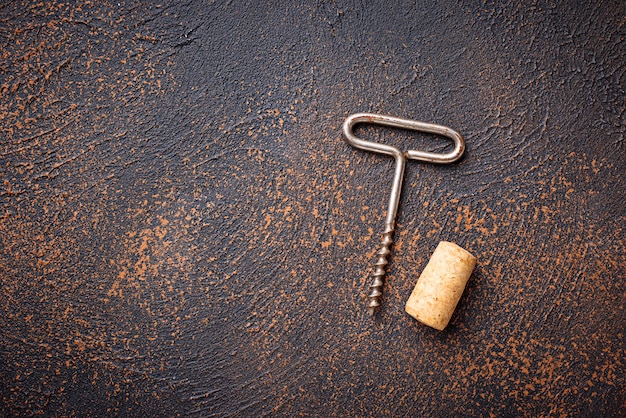 Tire-bouchon vintage et bouchon de vin