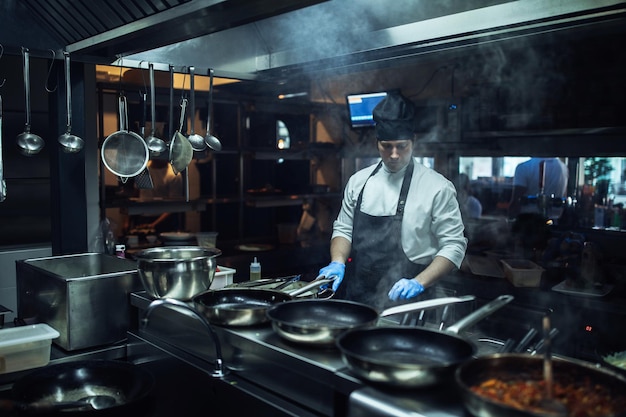 Tiré d'un chef cuisinant dans une cuisine professionnelle