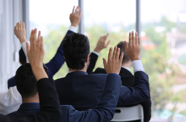 Tiré d'un groupe d'hommes d'affaires ayant une discussion dans un bureau