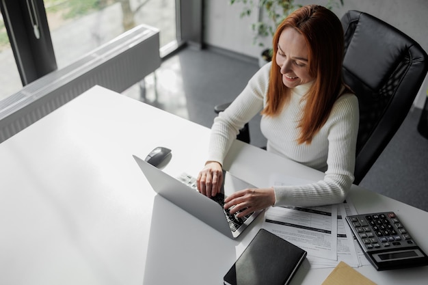 Tiré d'en haut d'une femme d'affaires Entrepreneur gérant et consultant un directeur des ressources humaines