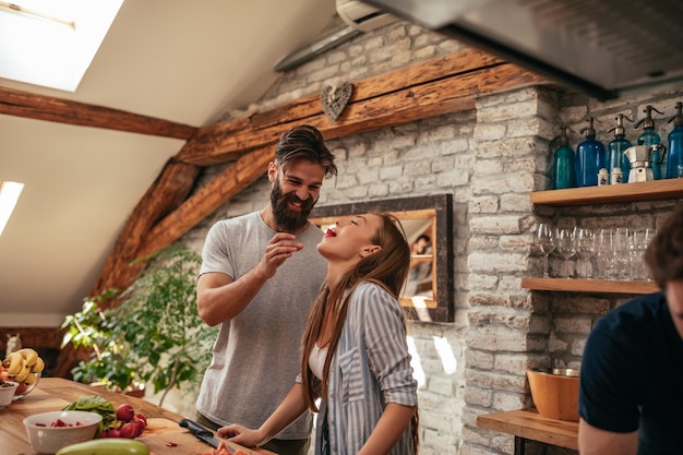 Tiré d'un jeune couple séduisant dans la cuisine